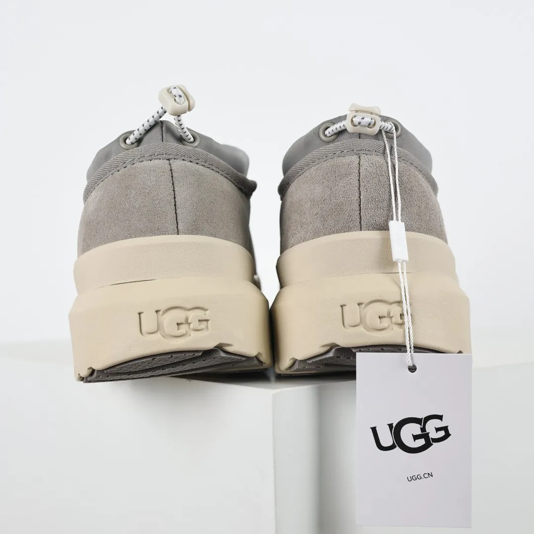 Pick up locally 💰620 Core recommendation Good price Cashmere insoles are a good choice for keeping warm in winter and at home. In the new year, uug launched a series of styles, which are partially geared towards the preferences of young consumers and are also at the forefront of fashion trends. Shoe body material Water-repellent coated suede upper 17mm UGGPURE™ implanted wool insole Lightweight non-slip comfortable rubber outsole With brand LOGO Trademark Comes with a full set of packaging Size: 40 41 42 43 44